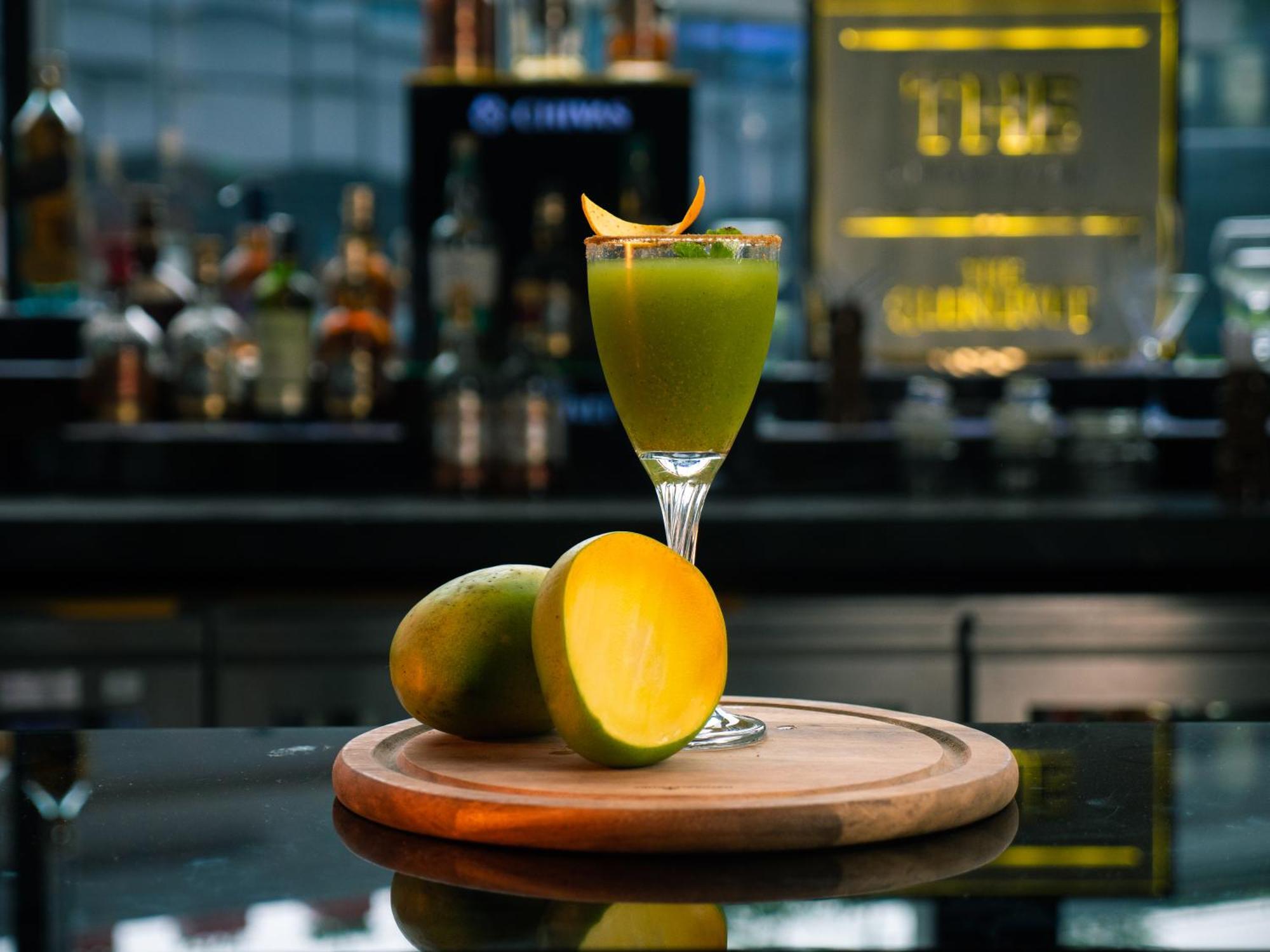 Novotel Kolkata Hotel And Residences Eksteriør bilde A mango smoothie