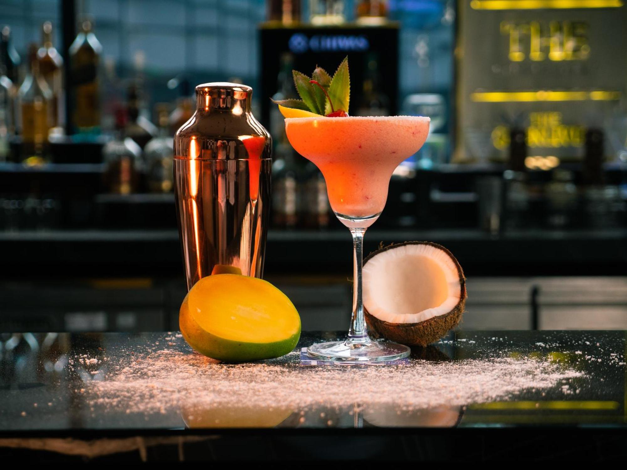 Novotel Kolkata Hotel And Residences Eksteriør bilde A frozen margarita