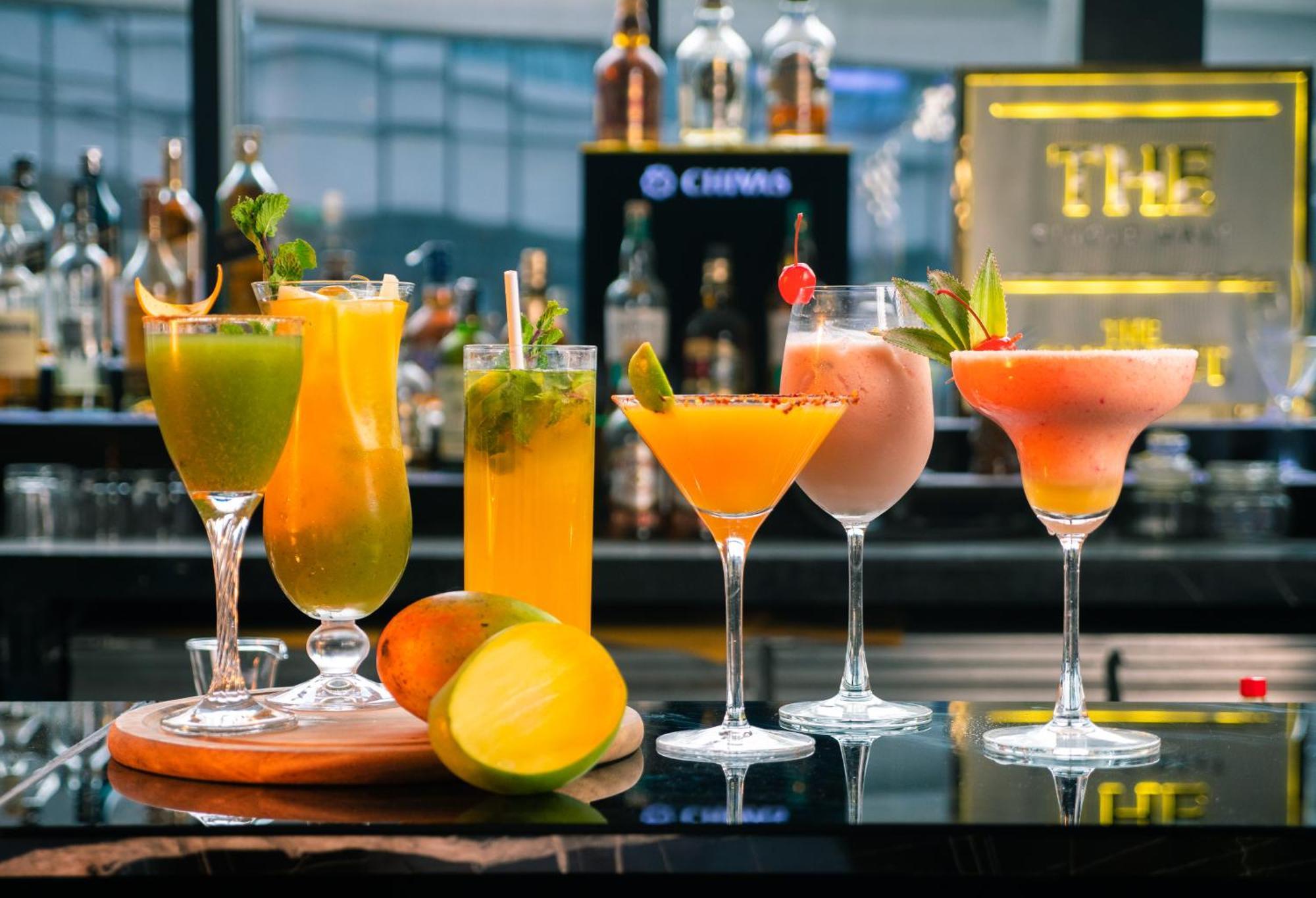 Novotel Kolkata Hotel And Residences Eksteriør bilde Cocktails at the bar