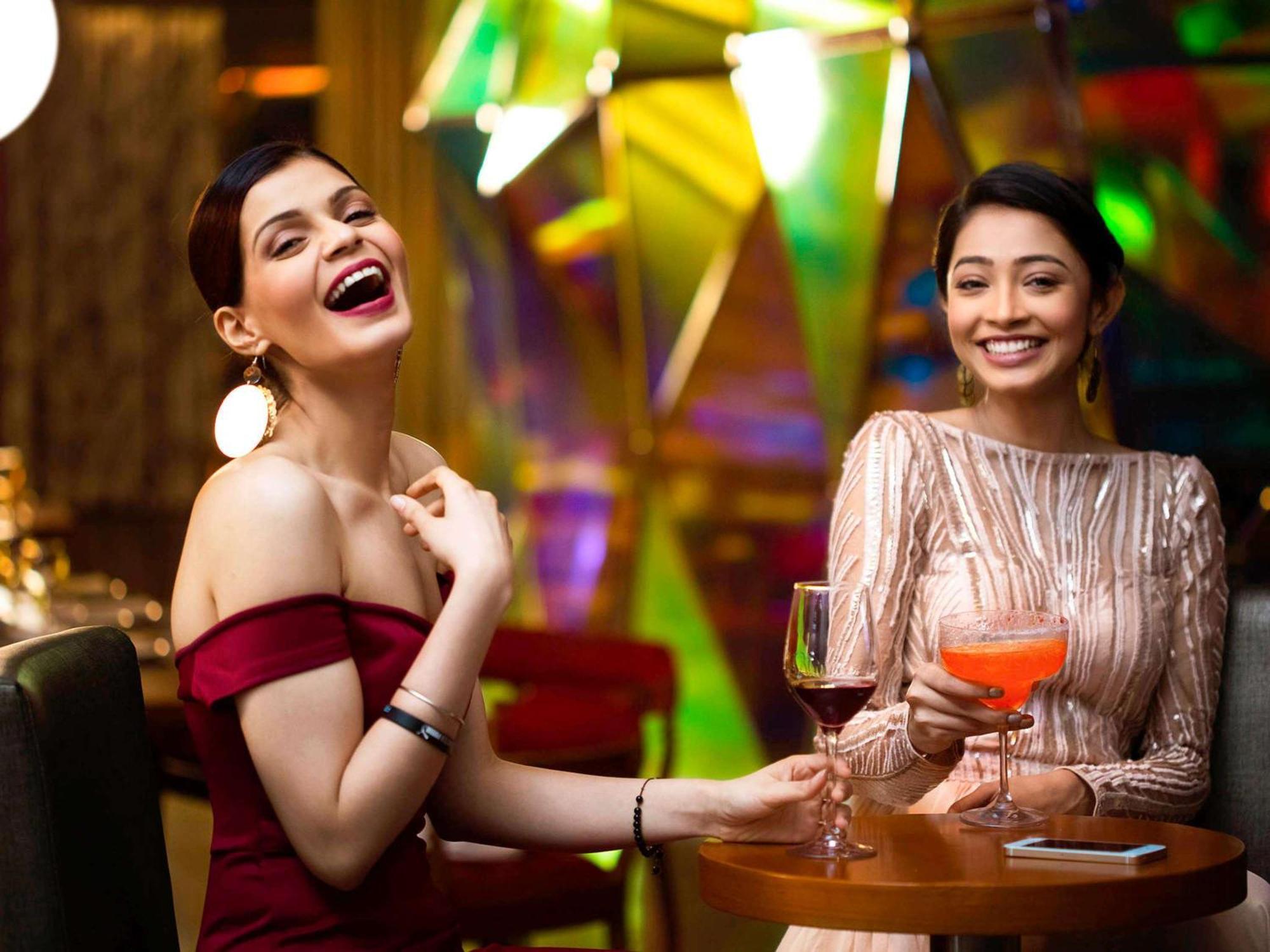 Novotel Kolkata Hotel And Residences Eksteriør bilde Two women socializing