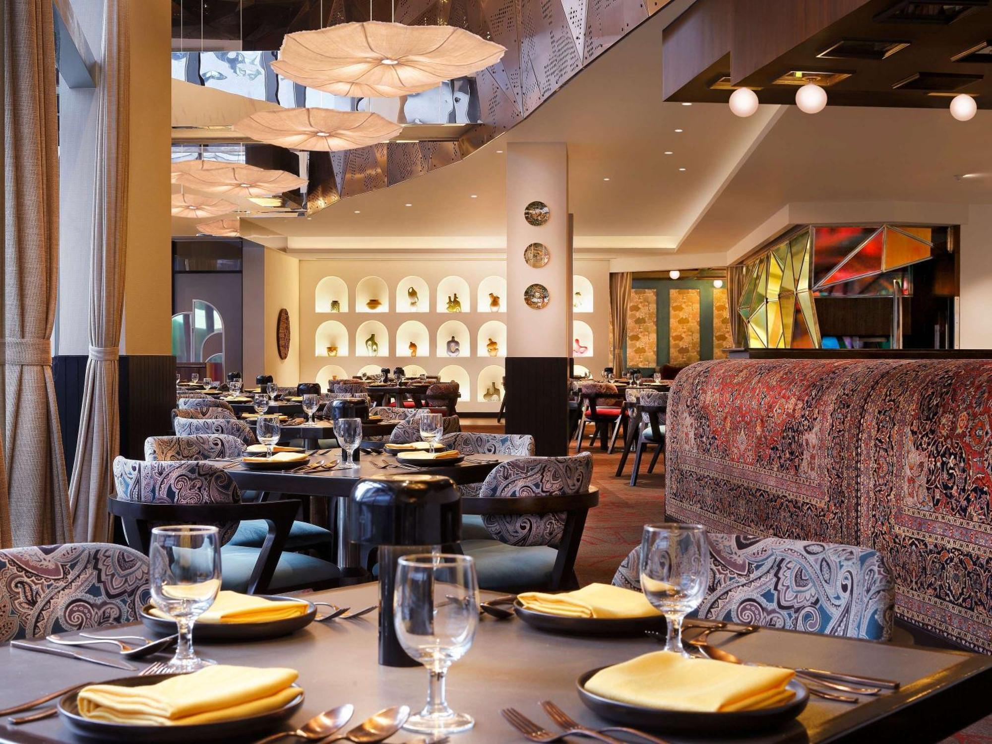 Novotel Kolkata Hotel And Residences Eksteriør bilde The interior of the restaurant