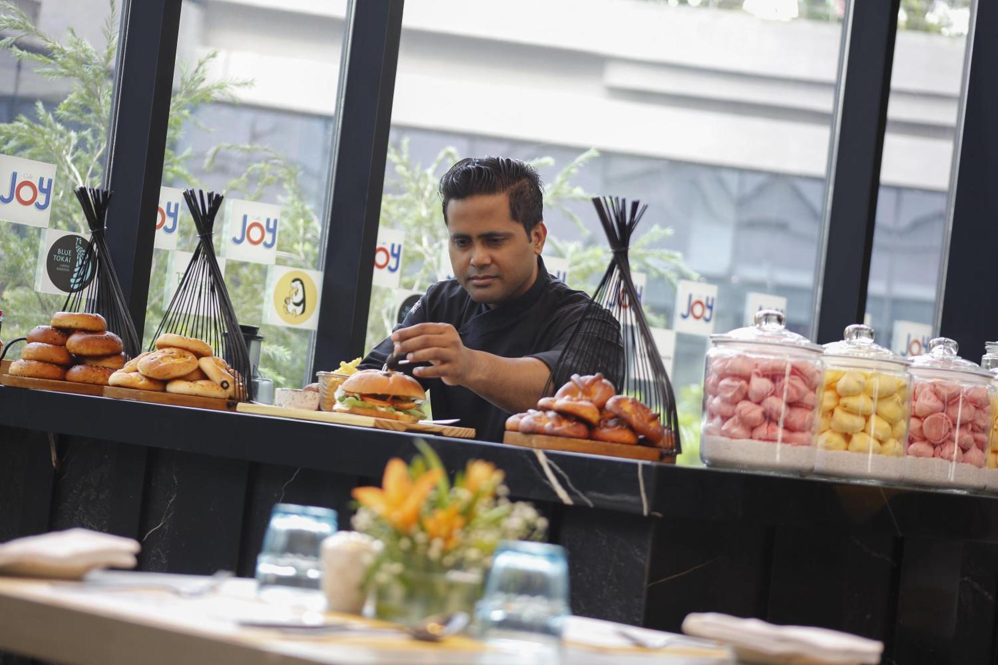 Novotel Kolkata Hotel And Residences Eksteriør bilde A chef at work