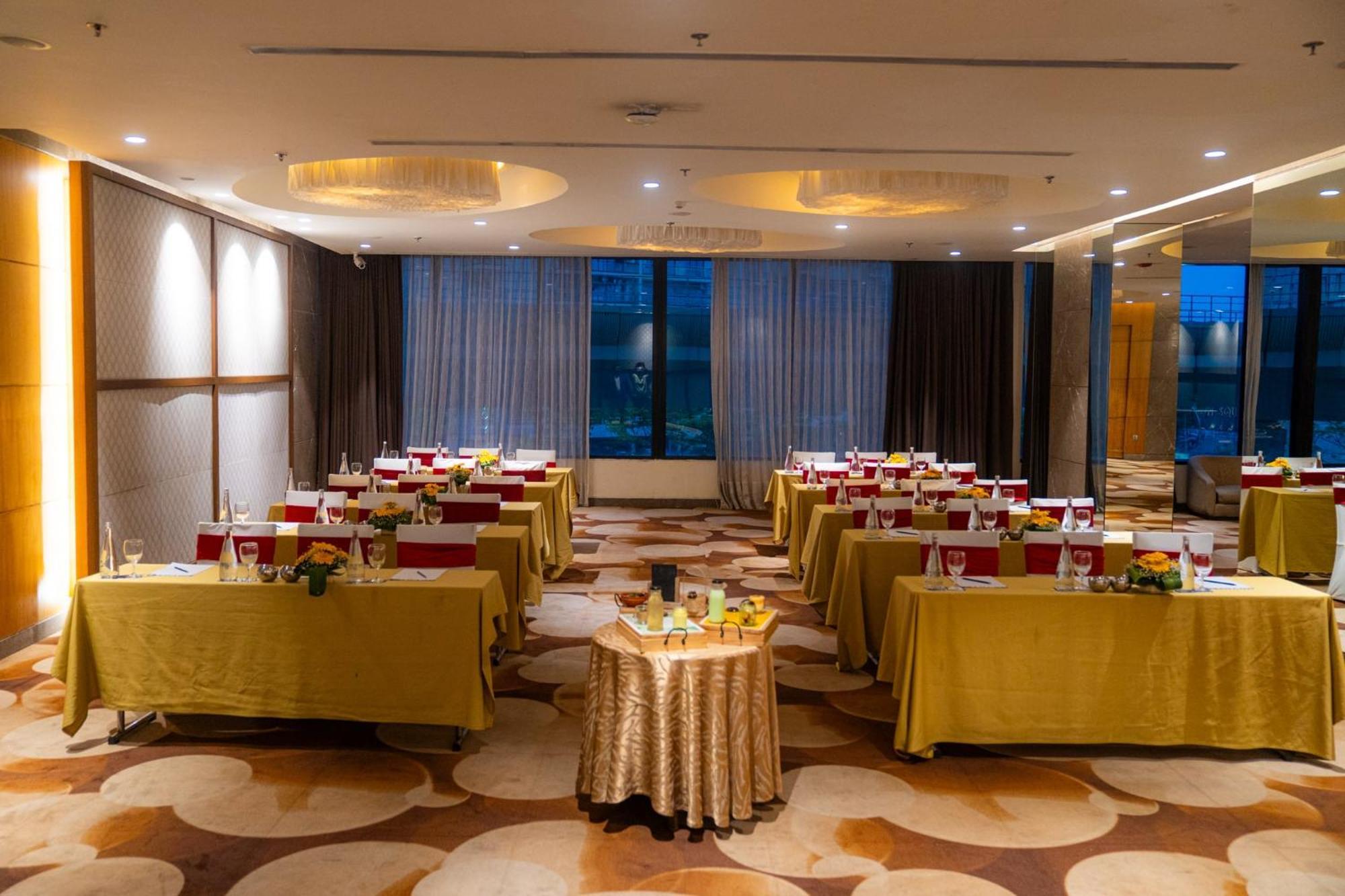 Novotel Kolkata Hotel And Residences Eksteriør bilde Meeting room